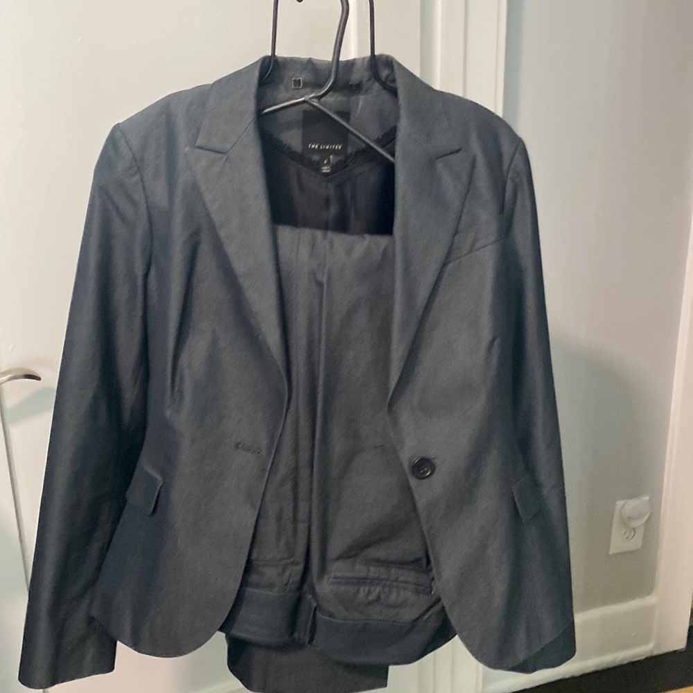 2 piece suit! Boss lady shimmery gray pant suit! Excellent conditions.